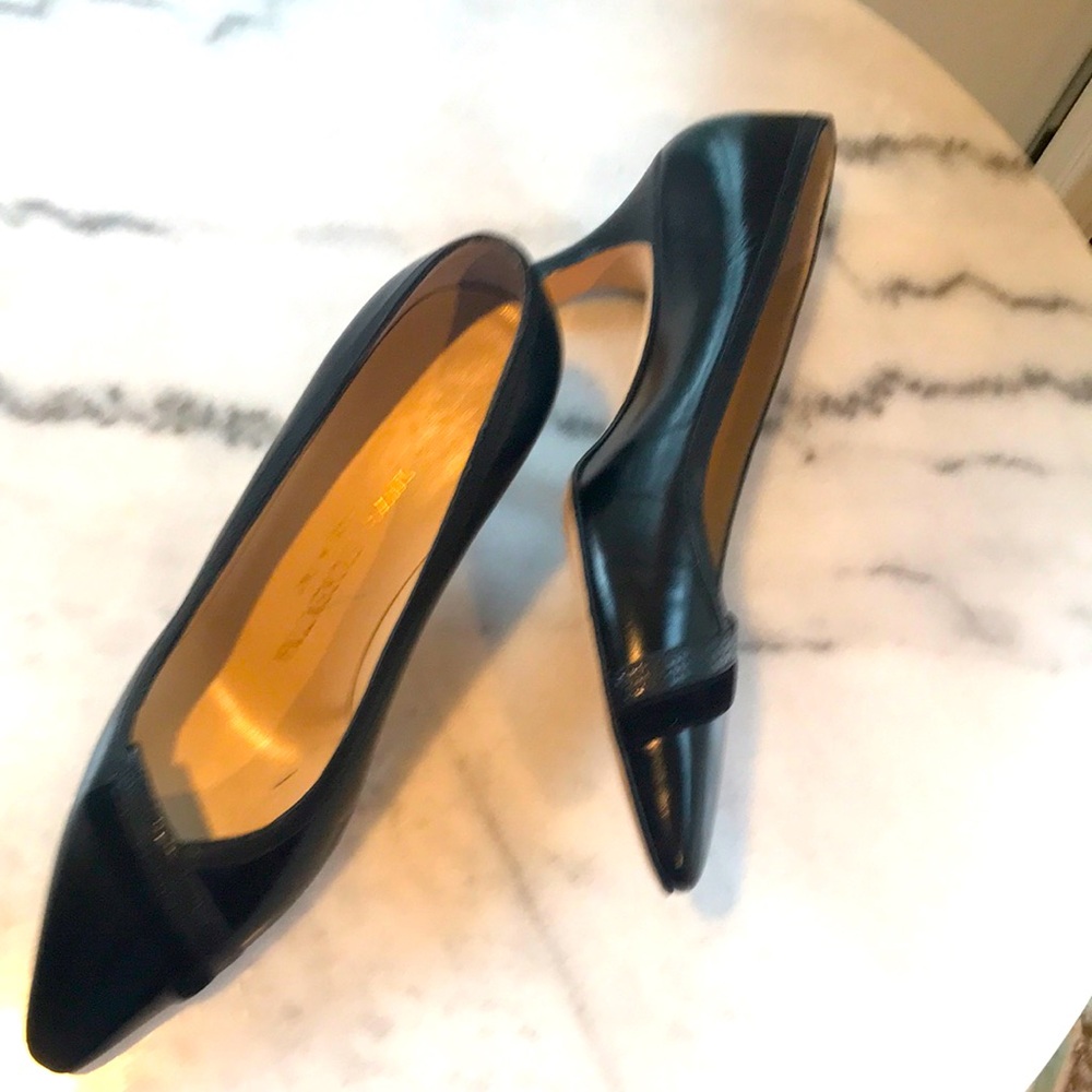 Classic Style!, in excellent condition. Leather with a Swade accent in front.